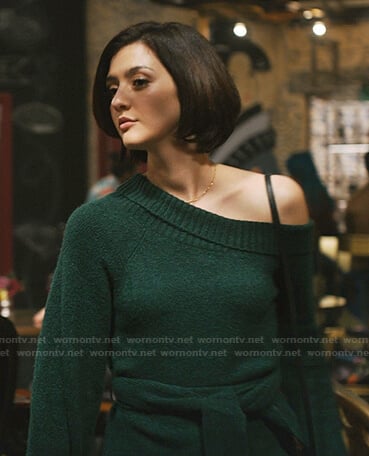 Rose’s green one off-shoulder sweater on Zoeys Extraordinary Playlist