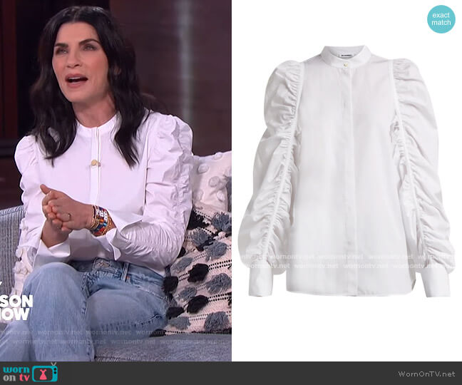 Ruched-sleeve cotton shirt by Jil Sander worn by Julianna Margulies on The Kelly Clarkson Show