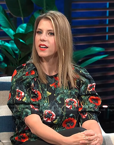 Jodie Sweetin’s black floral puff sleeve top on E! News Daily Pop