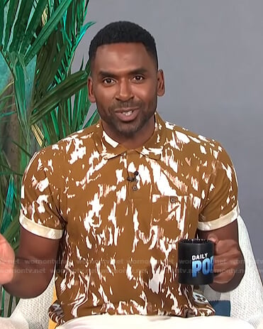 Justin’s camel abstract print polo shirt on E! News Daily Pop