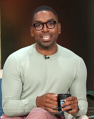 Justin’s green crew neck sweater on E! News Daily Pop