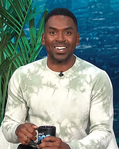 Justin’s green tie dye sweater on E! News Daily Pop