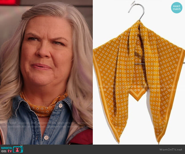 Madewell Silk Bandana in Vintage Gold worn by Gloria McManus (Paula Pell) on Girls5eva