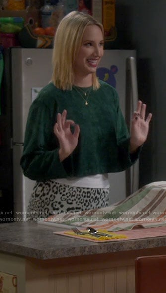 Mandy’s green cropped tie dye tee and leopard skirt on Last Man Standing
