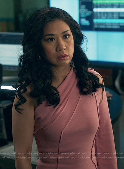 Mel’s pink one-shoulder dress on The Equalizer