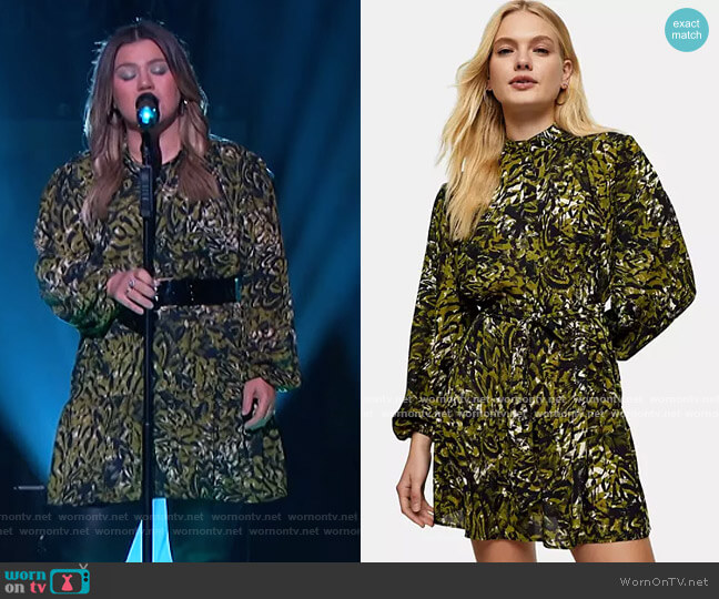 Ruffle detail shirt dress in green leopard print by Topshop worn by Kelly Clarkson  on The Kelly Clarkson Show