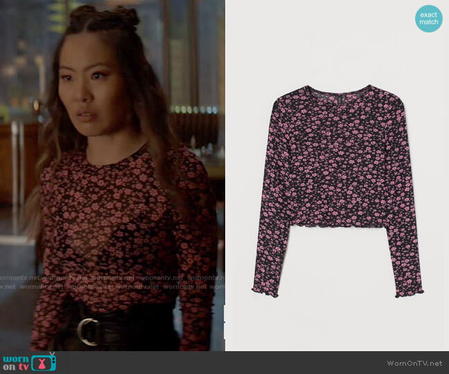 H&M Long-sleeved Top in Black/Pink Floral worn by Mary Hamilton (Nicole Kang) on Batwoman