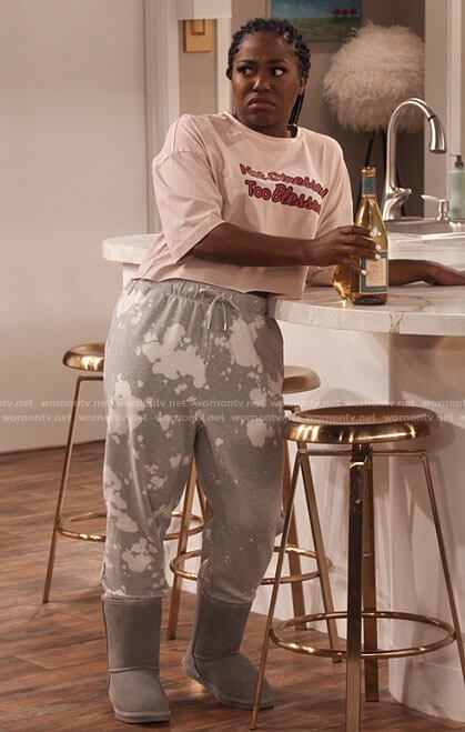 Harper’s grey paint splatter sweatpants on iCarly