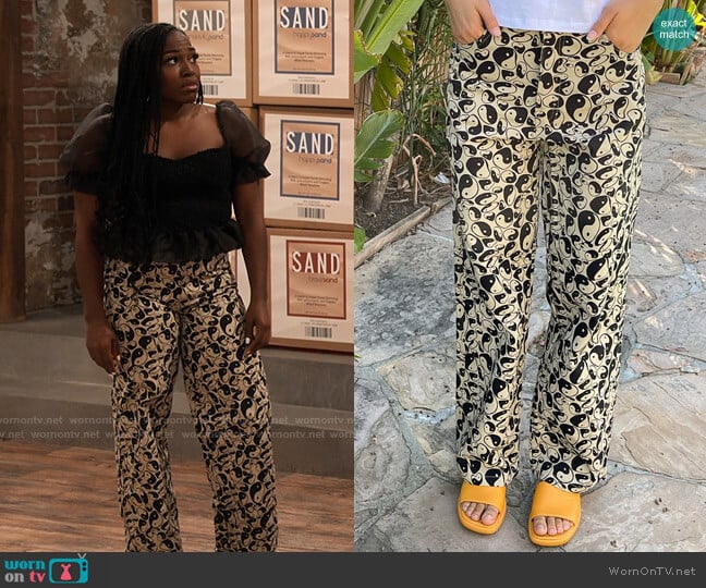 Holiday the Label Vacation Pants in Tan Well Balanced worn by Harper (Laci Mosley) on iCarly