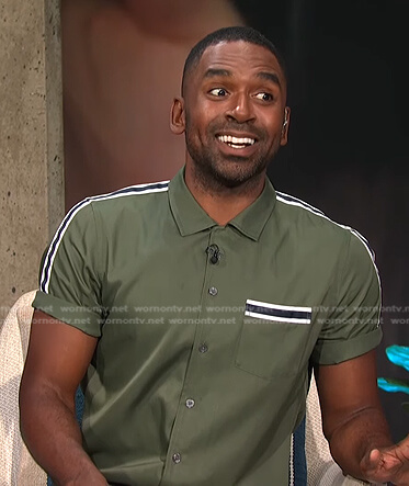 Justin’s green striped shoulder shirt on E! News Daily Pop