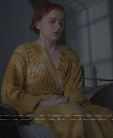 Scarlett's yellow tie dye robe on American Horror Stories