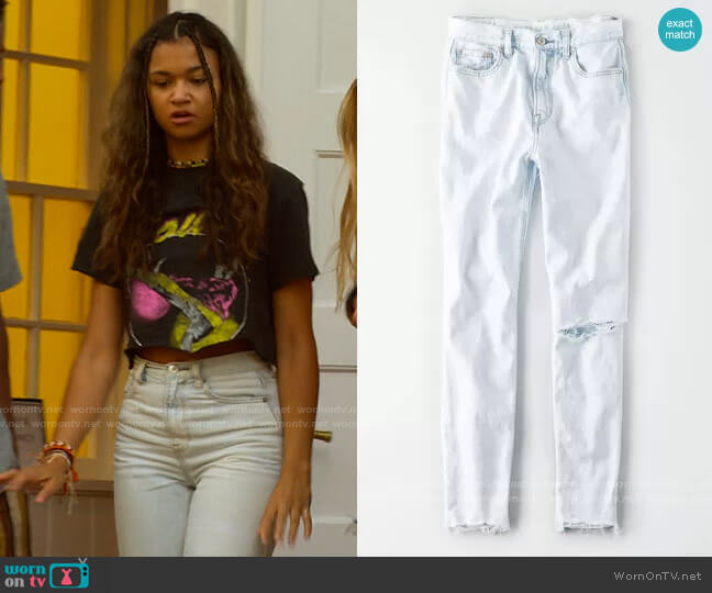 American Eagle Slashed Knee Mom Jeans worn by Kiara Carrera (Madison Bailey) on Outer Banks