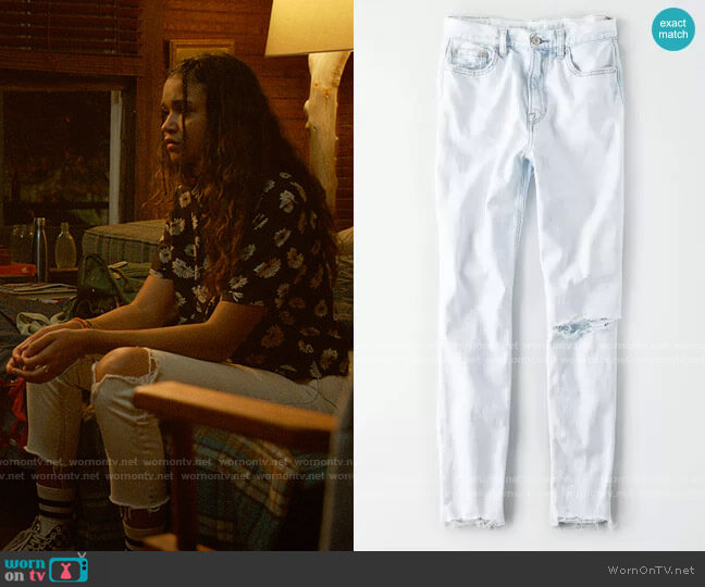 American Eagle Slashed Knee Mom Jeans worn by Kiara Carrera (Madison Bailey) on Outer Banks