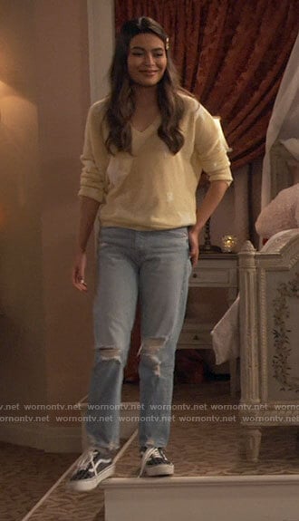 Carly’s yellow star print sweater and distressed jeans on iCarly