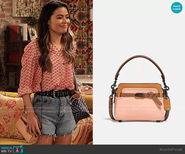 Coach Tate 18 Colorblock Crossbody Bag worn by Carly Shay (Miranda Cosgrove) on iCarly