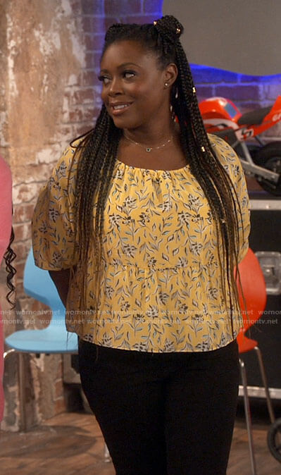 Maeve’s yellow floral blouse on iCarly