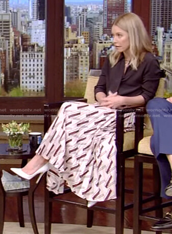 Kelly's pink printed pleated skirt on Live with Kelly and Ryan