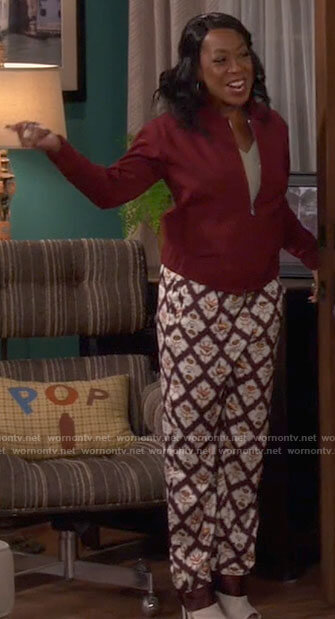 The Neighborhood 4x14 Welcome to the Big Little Leagues Outfits & Fashion