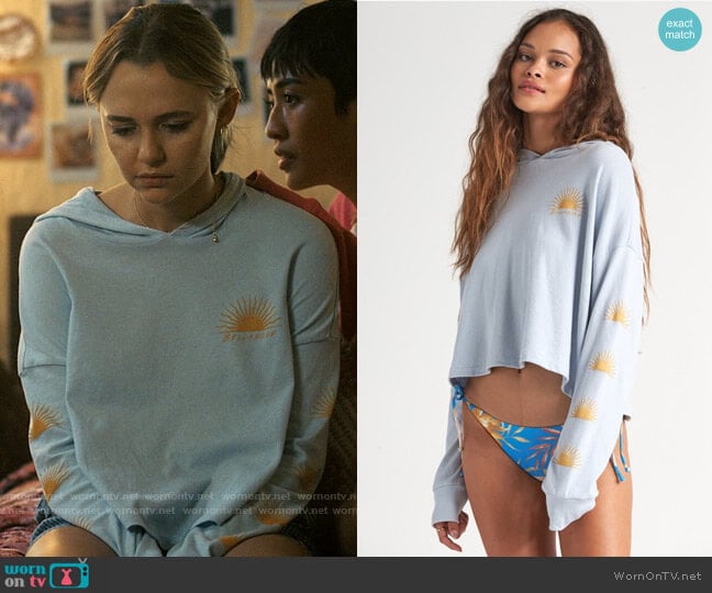 Billabong Ray of Sunshine T-shirt worn by Lennon (Madison Iseman) on I Know What You Did Last Summer