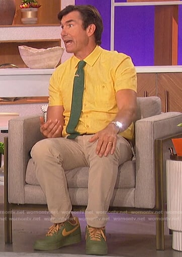 Jerry O’Connell’s yellow shirt on The Talk