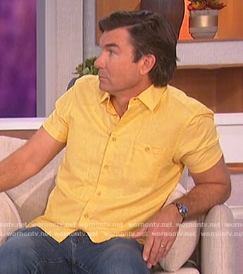 Jerry O’Connell’s yellow shirt on The Talk