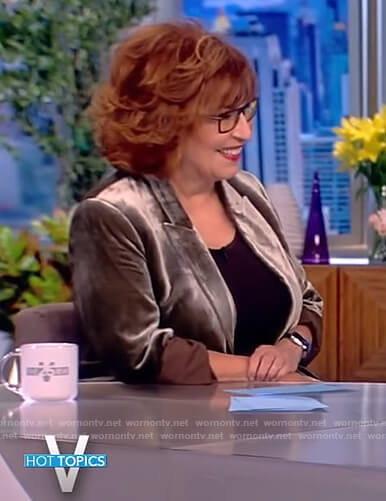 Joy’s green velvet blazer on Queens