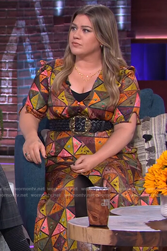 Kelly’s geometric print dress on The Kelly Clarkson Show