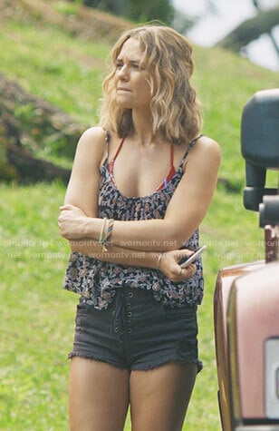 Lennon/Alison’s black lace-up denim shorts on I Know What You Did Last Summer