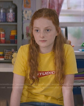 Mallory’s yellow 1 Studio print tee on The Baby-Sitters Club