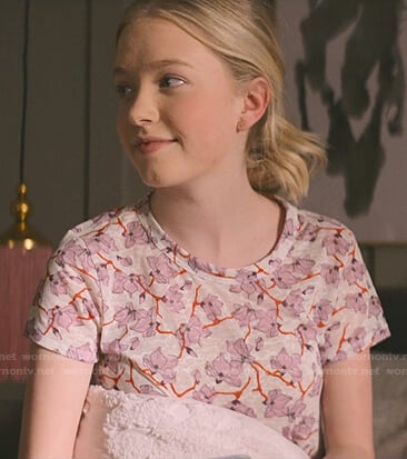 Stacey’s pink floral tee on The Baby-Sitters Club