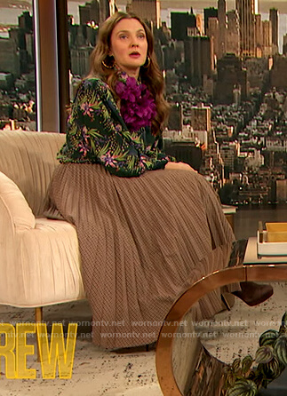 Drew’s green floral print blouse on The Drew Barrymore Show