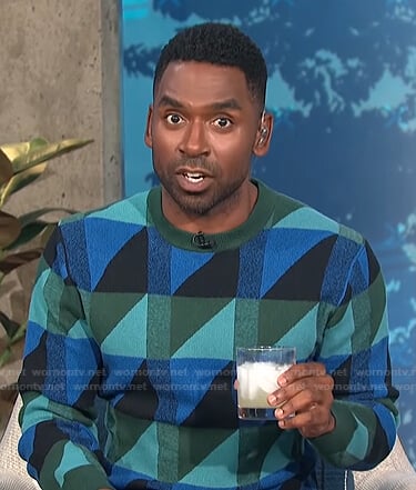 Justin's blue and green geometric sweater on E! News Daily Pop