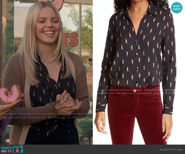 L'Agence Holly Blouse in Muted Lipstick Print worn by Leighton Murray (Reneé Rapp) on The Sex Lives of College Girls