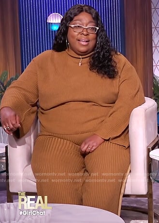 Loni’s brown ribbed sweater and stripe pants on The Real