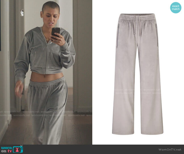 Velour Track Pants in Smoke by Skims worn by Julien Calloway (Jordan Alexander) on Gossip Girl