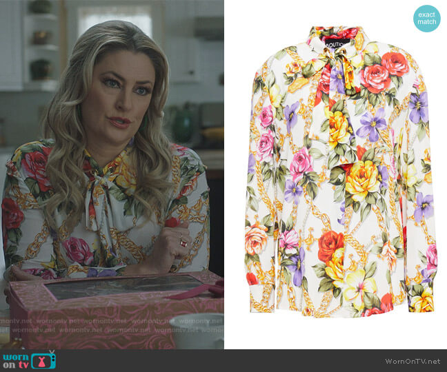 Pussy-bow floral-print crepe de chine shirt by Boutique Mochino worn by Alice Cooper (Mädchen Amick) on Riverdale