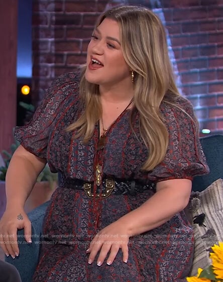 Kelly’s blue contrasting floral dress on The Kelly Clarkson Show