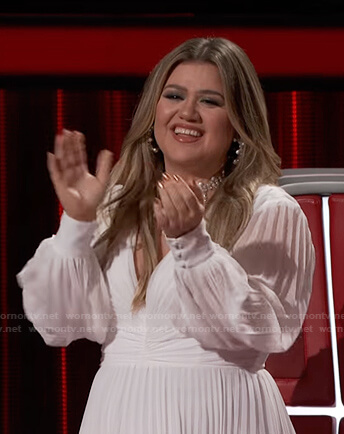 Kelly’s white pleated v-neck dress on The Voice