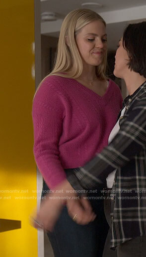 Leighton’s pink v-neck cable knit sweater on The Sex Lives of College Girls