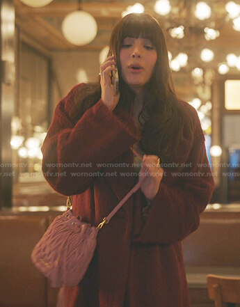Luna’s pink shoulder bag on Gossip Girl