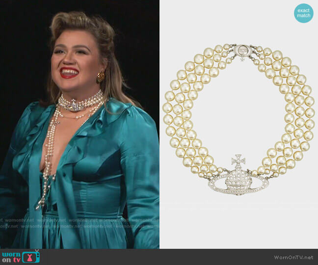 Three Row Pearl Bas Relief Choker by Vivienne Westwood worn by Kelly Clarkson  on The Voice