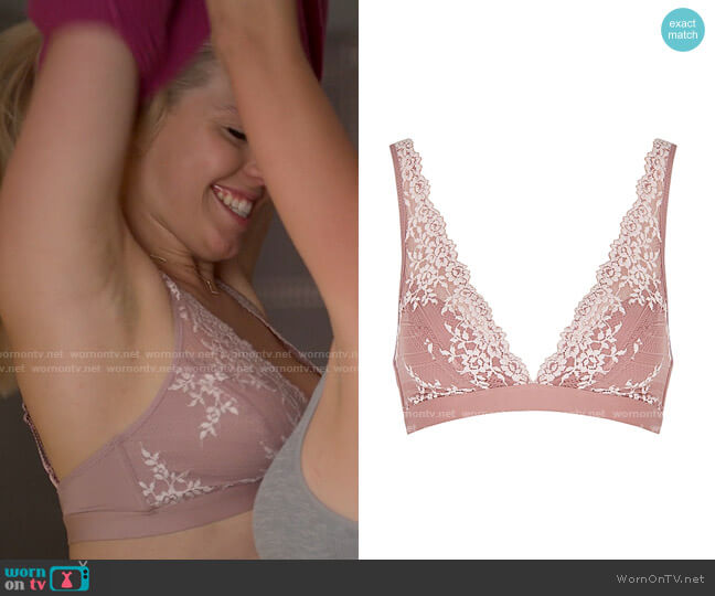 Wacoal Embrace Lace Plunge Bra worn by Leighton Murray (Reneé Rapp) on The Sex Lives of College Girls