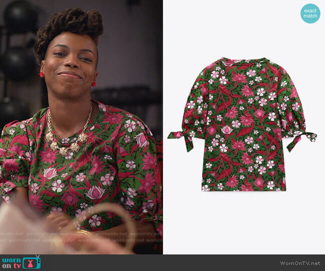 T-Shirt with Bowed Sleeves by Zara worn by Denise (Sasheer Zamata) on Home Economics
