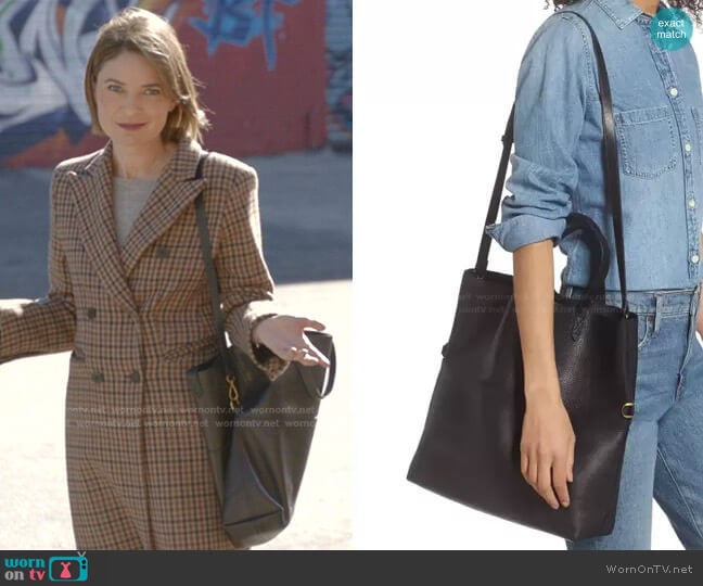 The Foldover Transport Tote by Madewell worn by Taylor Rentzel (MacKenzie Meehan) on Bull