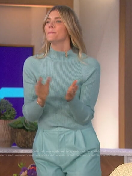 Amanda’s blue ribbed sweater and shorts on The Talk