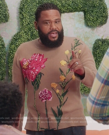 Andre’s beige floral sweater on Black-ish