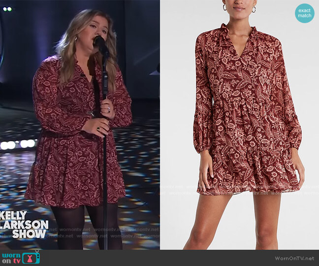 Floral Paisley Tiered Trapeze Dress by Express worn by Kelly Clarkson on The Kelly Clarkson Show