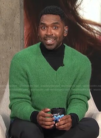 Justin's green v-neck sweater on E! News Daily Pop