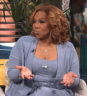 Mona Scott-Young’s blue ribbed top and cargigan on E! News Daily Pop