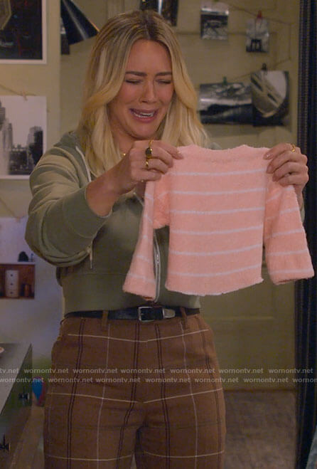Sophie's tan plaid pants on How I Met Your Father